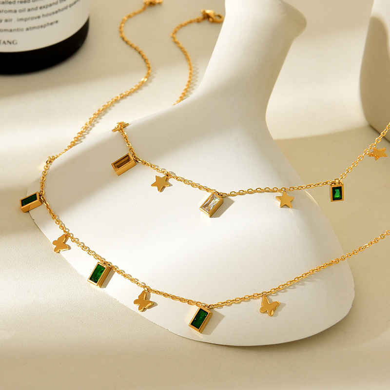Collar Con Colgante De Mariposa Cuadrada De Circonio Con Incrustaciones De Acero De Titanio