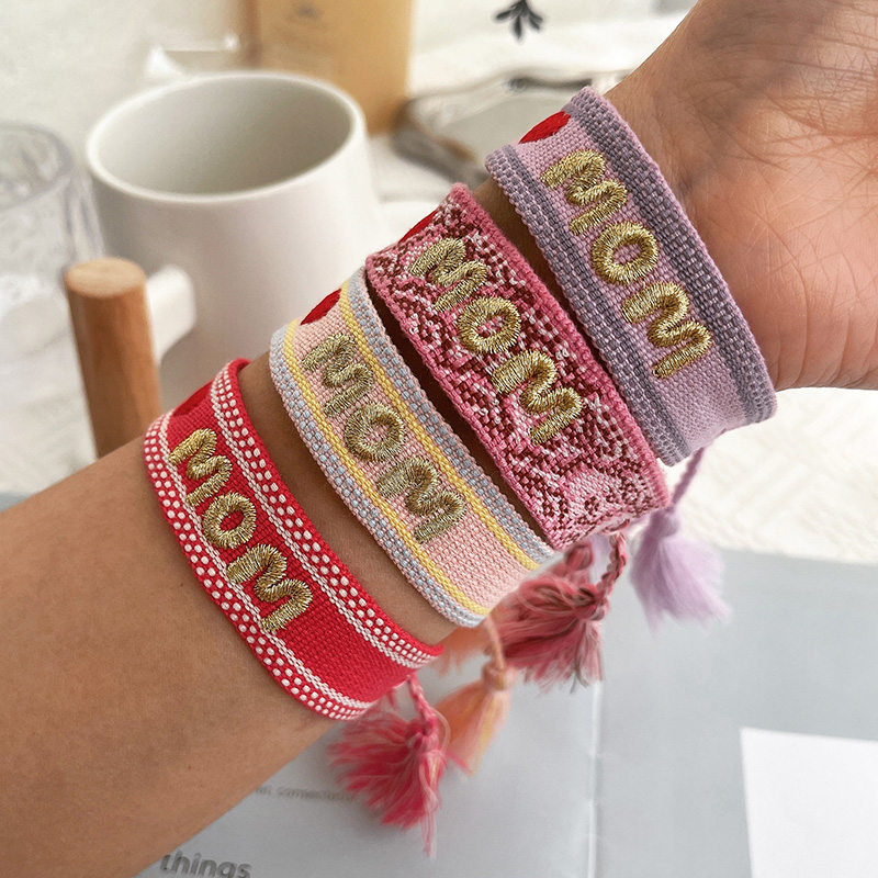 Pulsera Letras Bordadas Momo Love Borlas