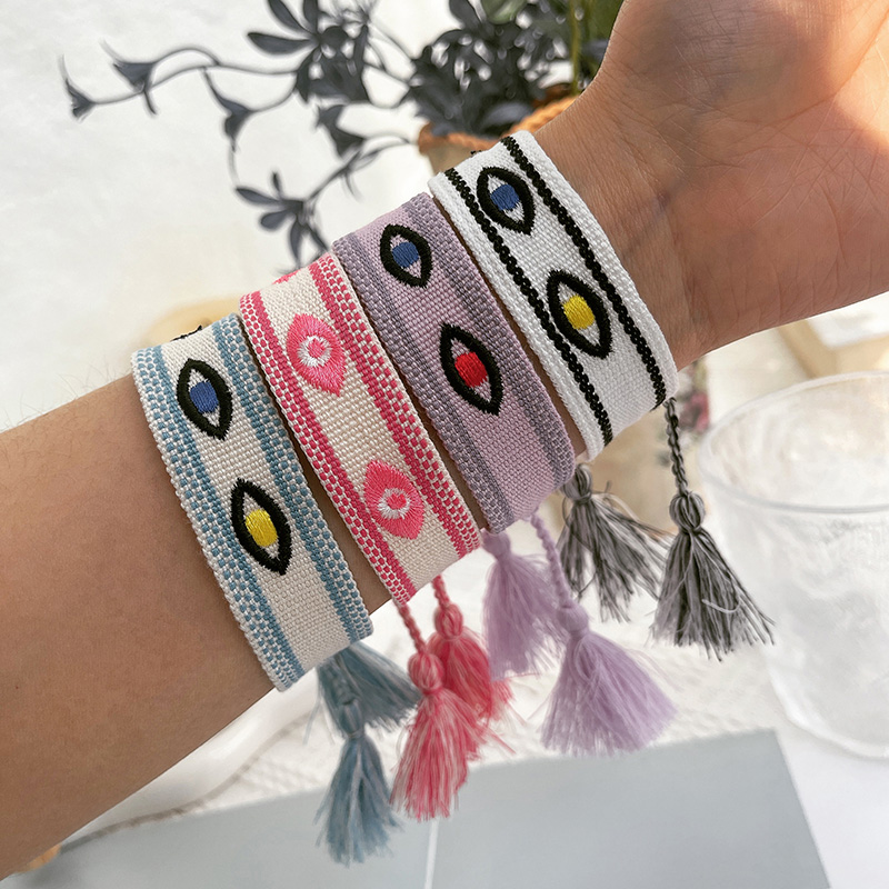Pulsera Con Borlas Y Línea De Ojos Bordada