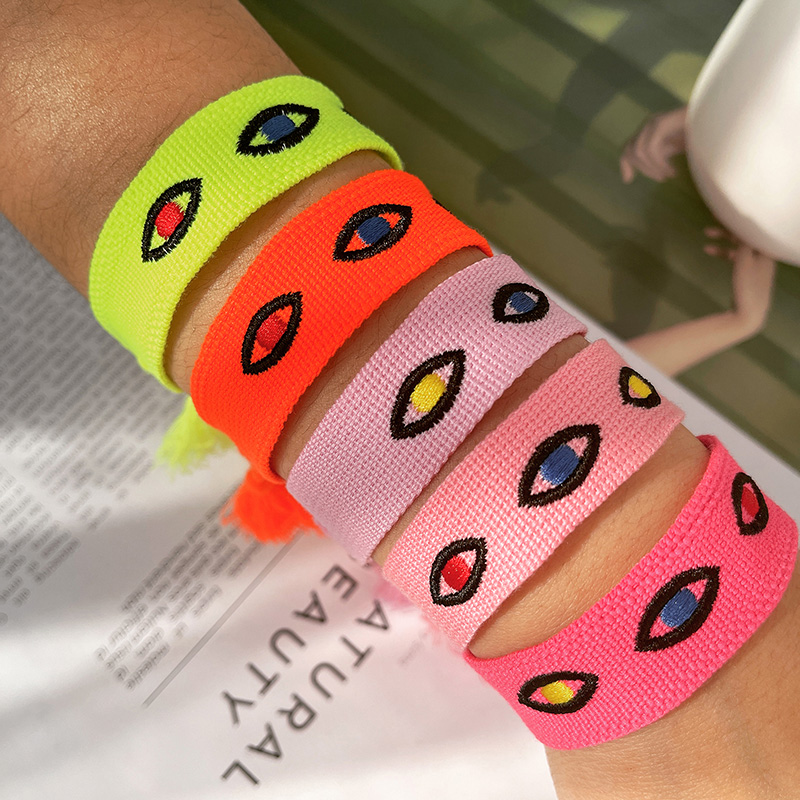 Pulsera Con Borlas Y Ojos Bordados