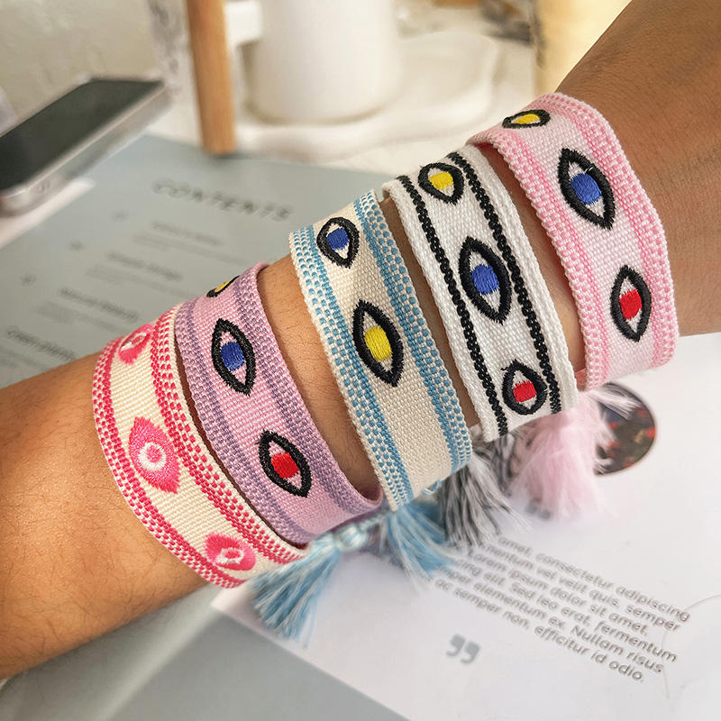 Pulsera Con Borlas Y Línea De Ojos Bordada