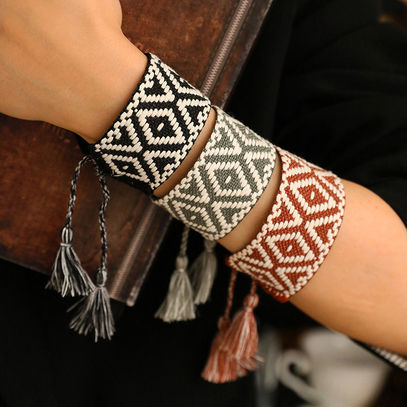Pulsera Trenzada Con Flecos Anchos Y Motivo De Rombos