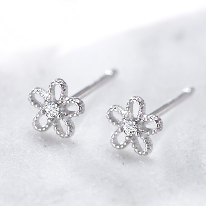 Pendientes De Plata Con Forma De Flor Y Diamantes