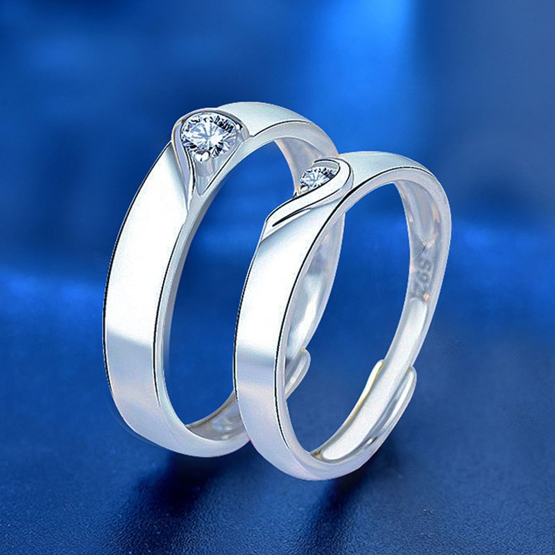 Un Par De Anillos De Amor De Plata Y Diamantes.