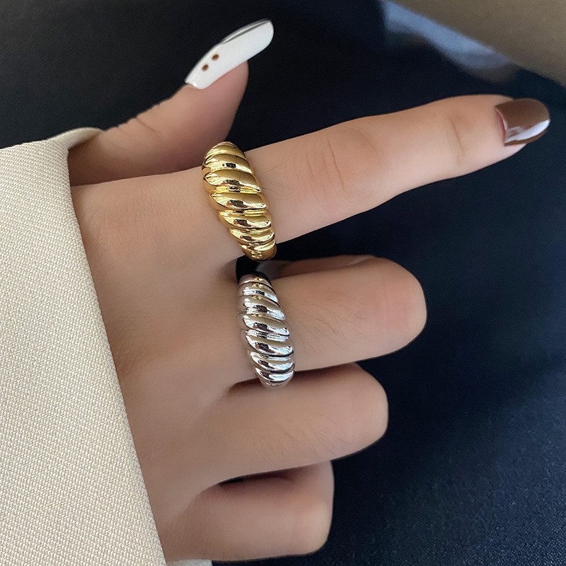 Anillo Abierto Retorcido De Croissant
