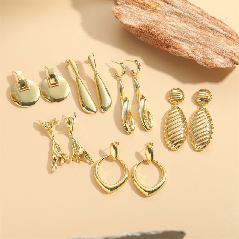 Pendientes Plisados Geométricos De Cobre Bañado En Oro