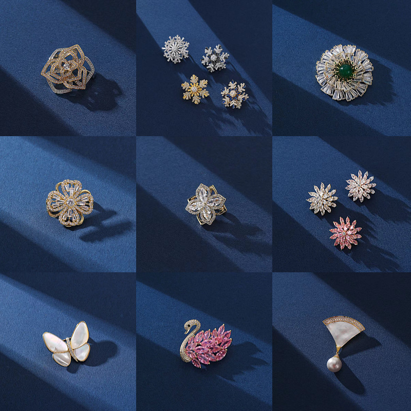 Broche De Flores Geométricas De Cobre Y Diamantes.