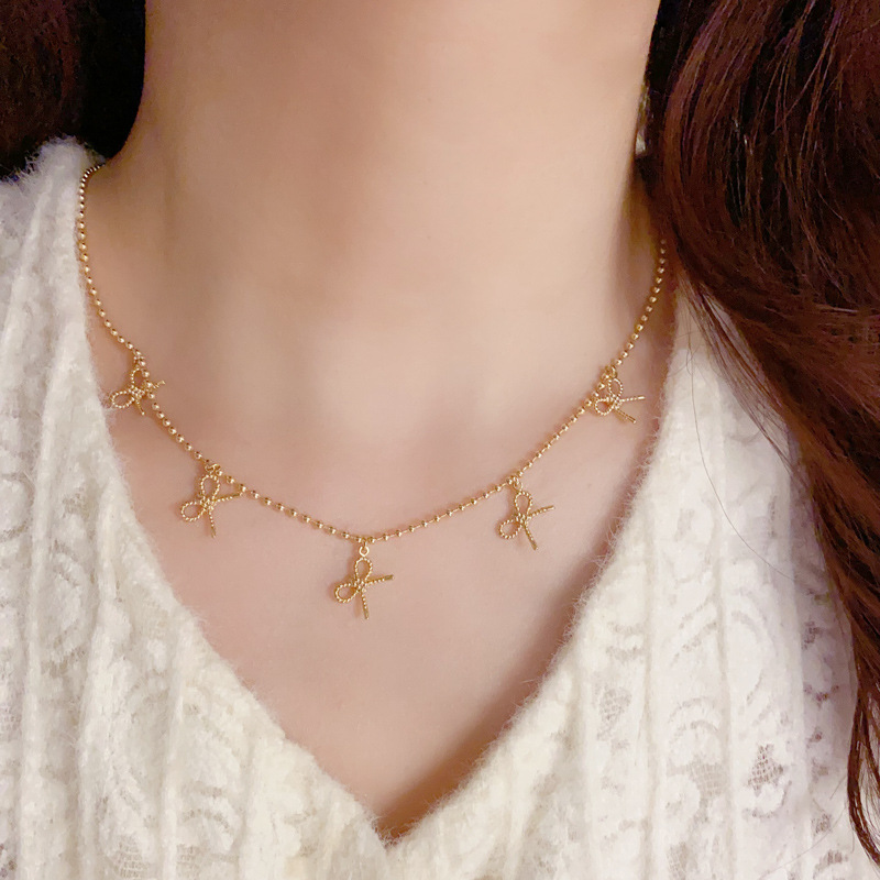 Collar Con Borlas Y Lazo De Metal