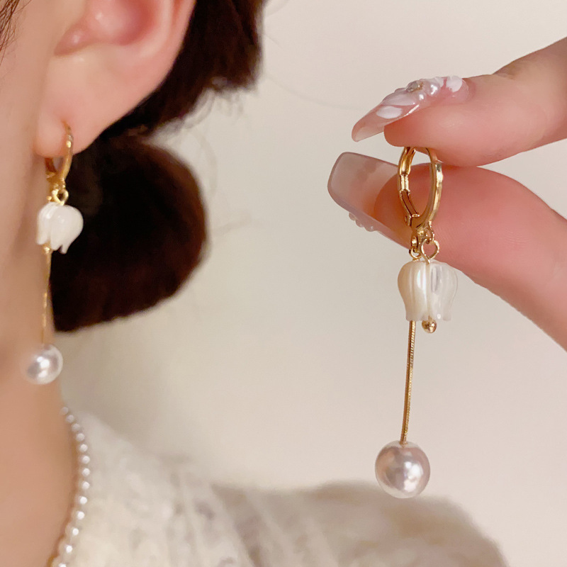 Pendientes De Aro Con Borlas Y Flores De Tulipán Y Concha