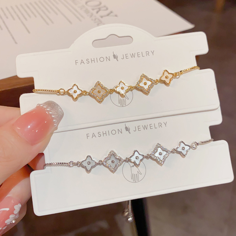 Pulsera Ajustable Con Pétalos De Concha De Circonitas