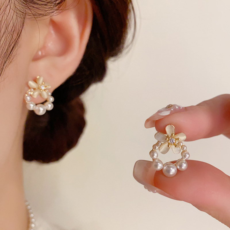 Pendientes De Aro Con Perlas Y Flor De Ojo De Gato