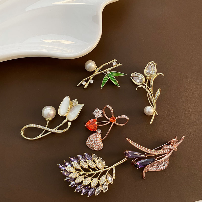Broche Geométrico De Cobre Y Diamantes.