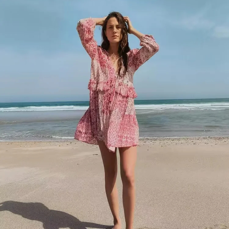 Falda Corta Con Cuello En V Y Estampado Combinado