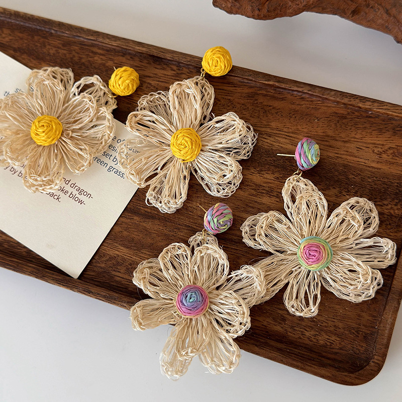 Pendientes De Flores De Rafia Tejida