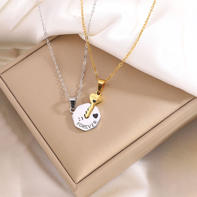 Juego De Collar Con Llave De Cara Sonriente De Acero De Titanio