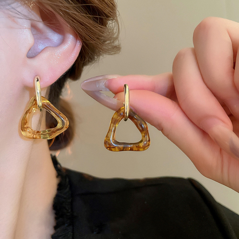 Pendientes De Aro De Resina Con Manchas Triangulares