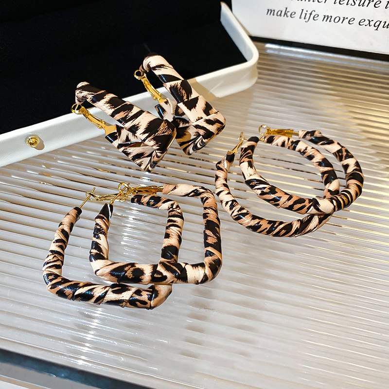 Pendientes Cruzados De Cuero Con Estampado De Leopardo