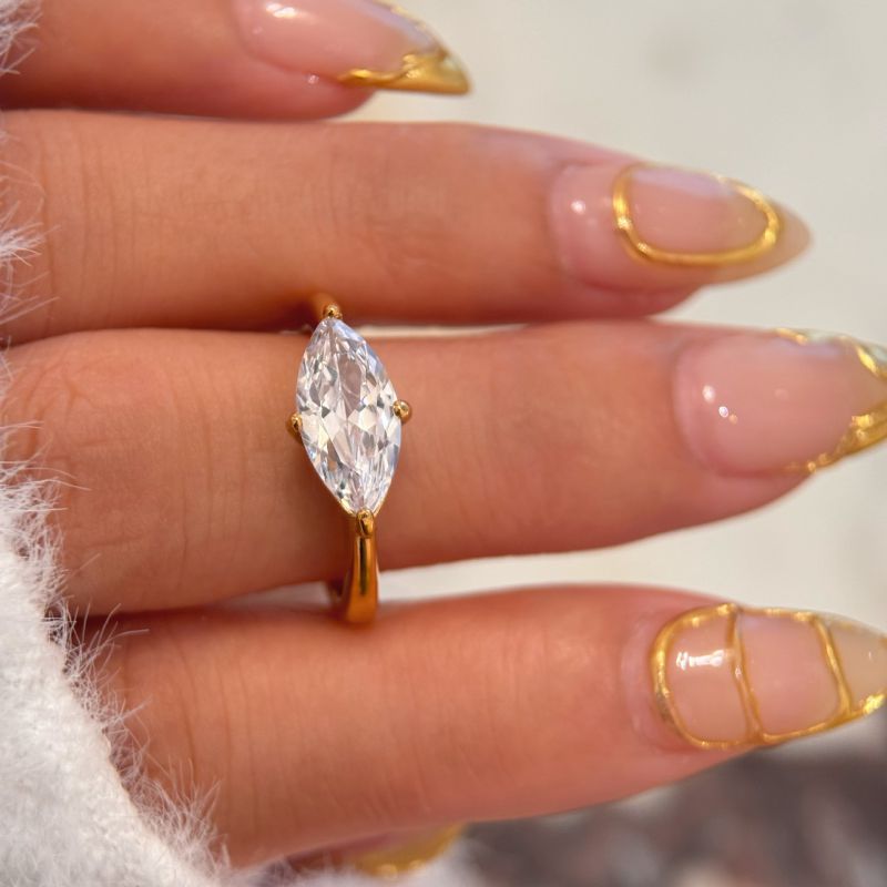 Anillo Redondo De Acero Titanio Con Diamantes.