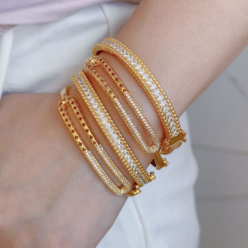 Pulsera Redonda De Cobre Con Diamantes.