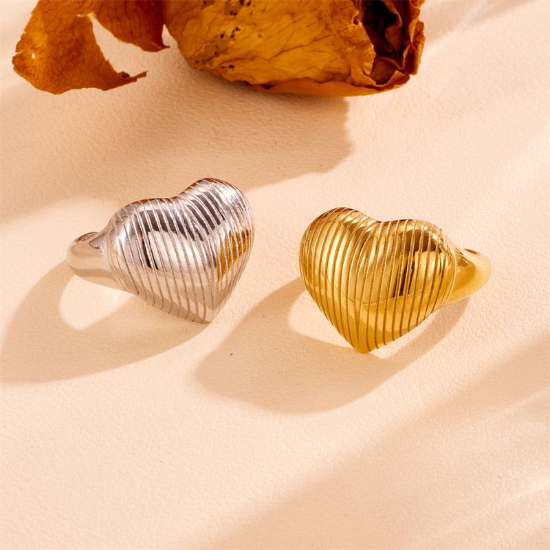Anillo De Corazón Rayado De Acero De Titanio
