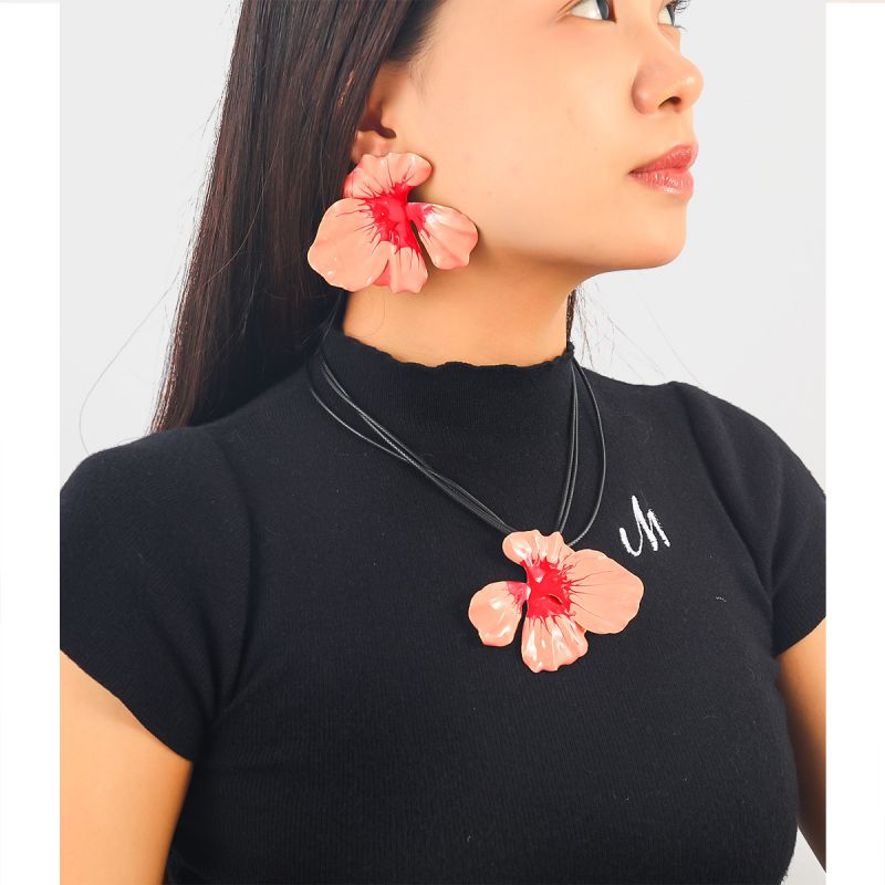 Conjunto De Collar Y Pendientes Con Flores De Aleación