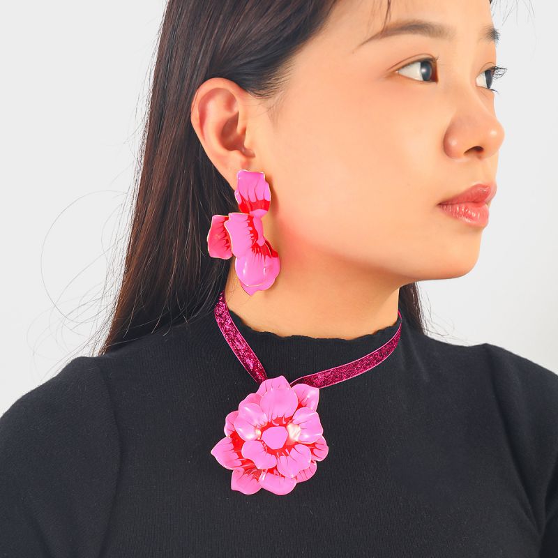 Conjunto De Collar Y Pendientes Con Flores De Aleación