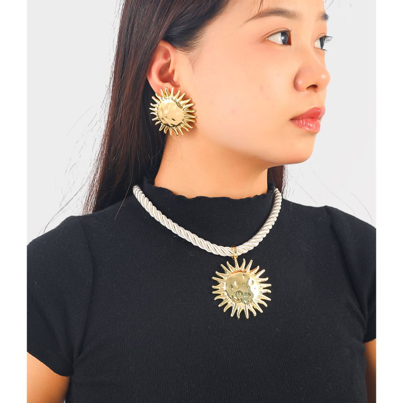 Conjunto De Collar Y Pendientes Con Forma De Sol De Aleación