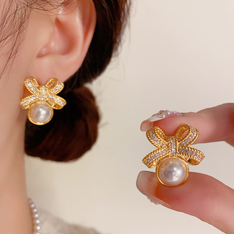 Pendientes De Cobre Con Perlas Y Diamantes En Forma De Lazo