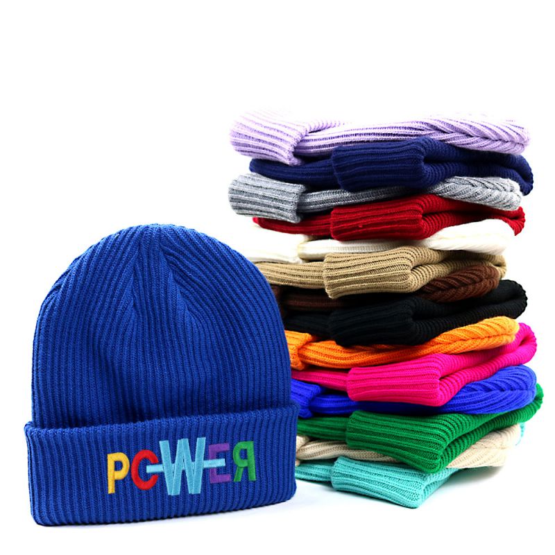Gorro Con Letras Acrílicas Bordadas
