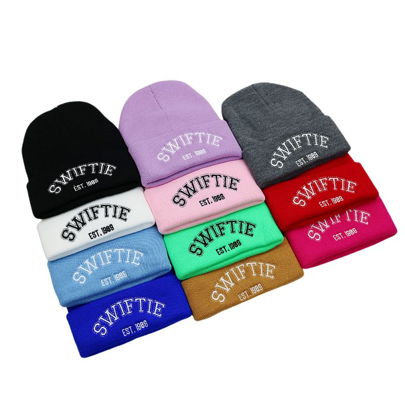 Gorro Con Letras Acrílicas Bordadas