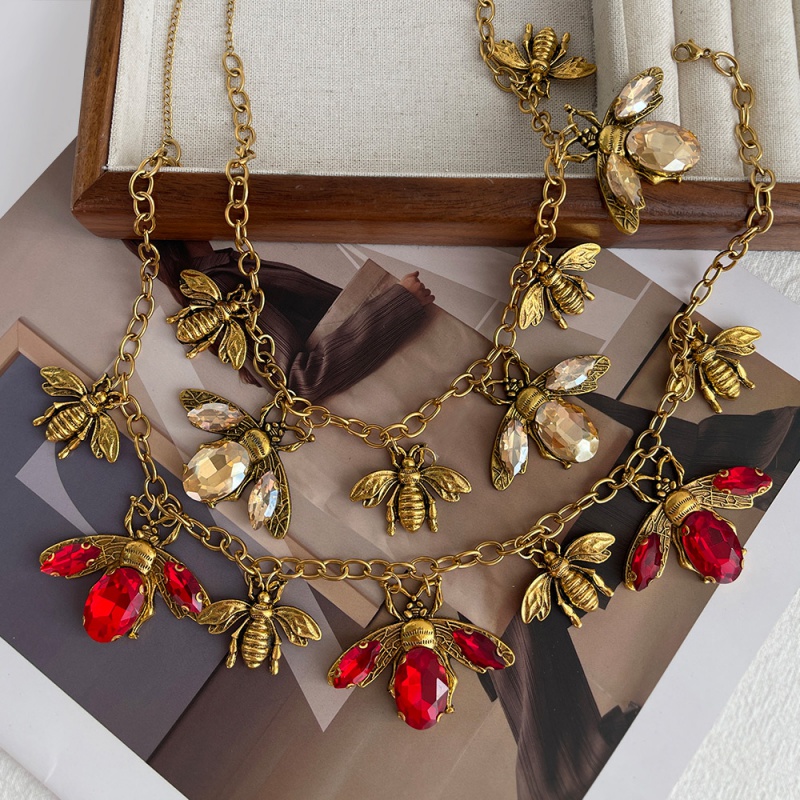Collar De Abeja De Circonita Con Incrustaciones De Acero De Titanio