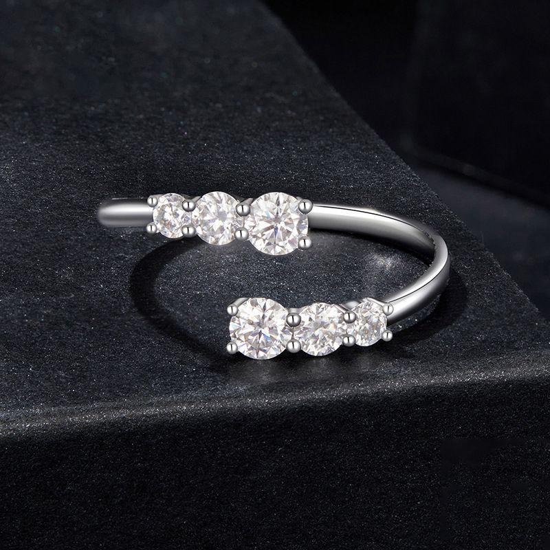 Anillo De Plata Con Diamantes Redondos