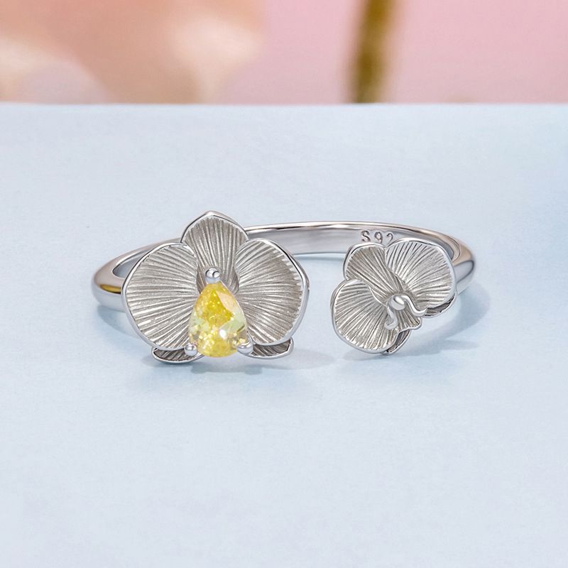 Anillo De Pétalos De Plata Y Diamantes