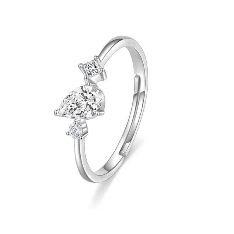 Anillo De Plata Y Diamantes En Forma De Lágrima