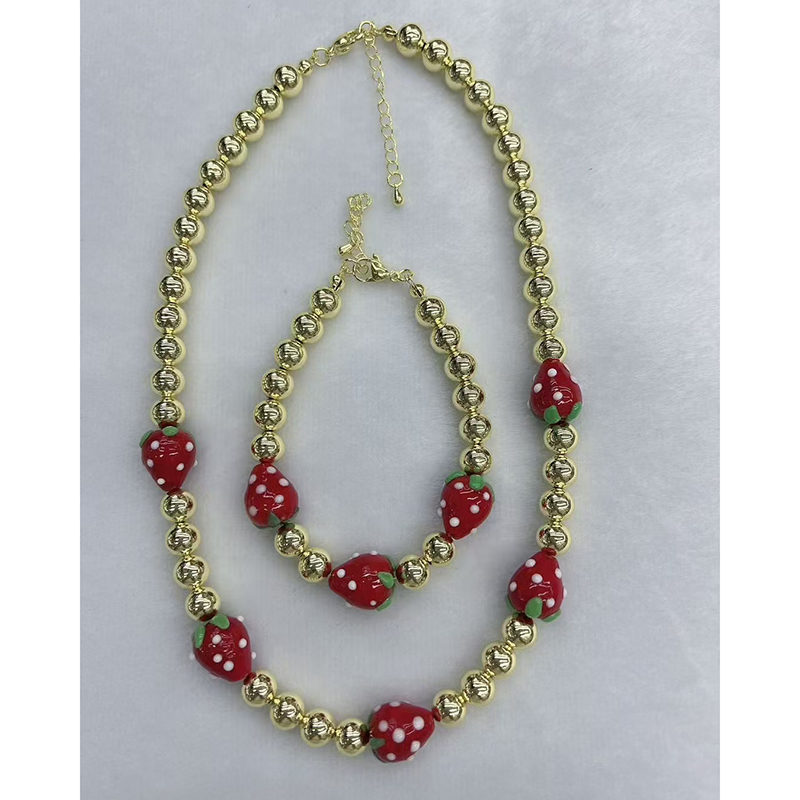 Collar De Fresas Con Cuentas De Cobre Bañadas En Oro
