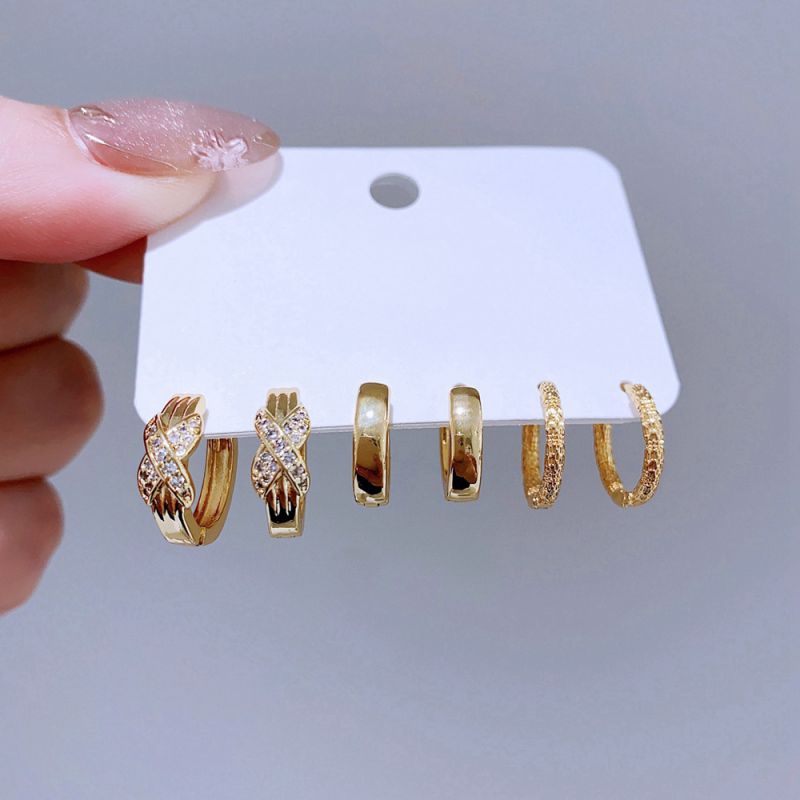 Conjunto De Pendientes Geométricos Redondos De Cobre Y Diamantes