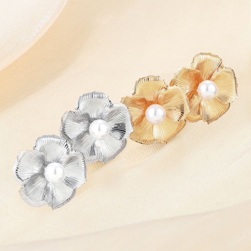 Pendientes De Perlas Con Flores 3d De Metal