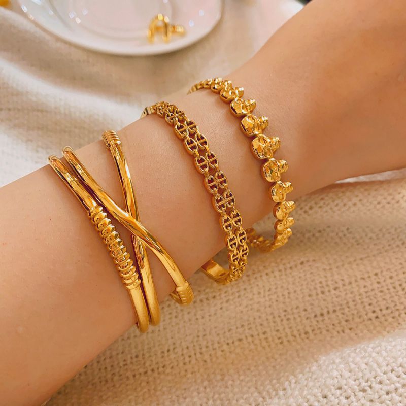Pulsera Geométrica Redonda Con Cruz De Acero Y Titanio