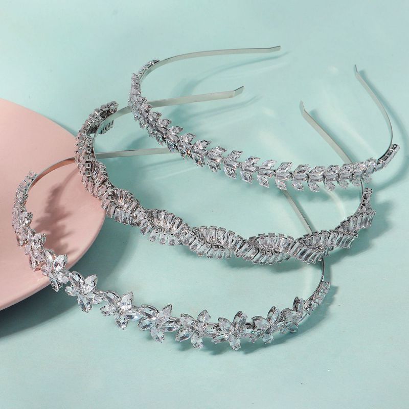 Diadema De Metal Con Borde Fino Y Diseño Geométrico De Diamantes