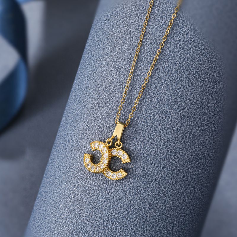 Collar De Acero De Titanio Con Doble C De Diamantes