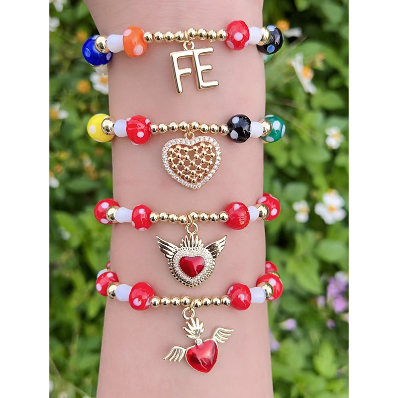 Pulsera De Cobre Bañada En Oro Con Forma De Hongo Y Letra En Forma De Corazón