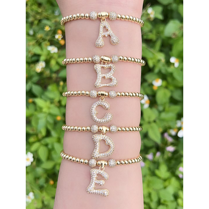 Pulsera De 26 Letras Con Diamantes Y Cuentas Bañadas En Oro Y Cobre