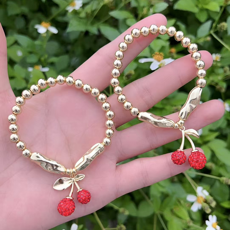 Pulsera De Cerezas Con Diamantes Y Cuentas De Cobre Bañadas En Oro