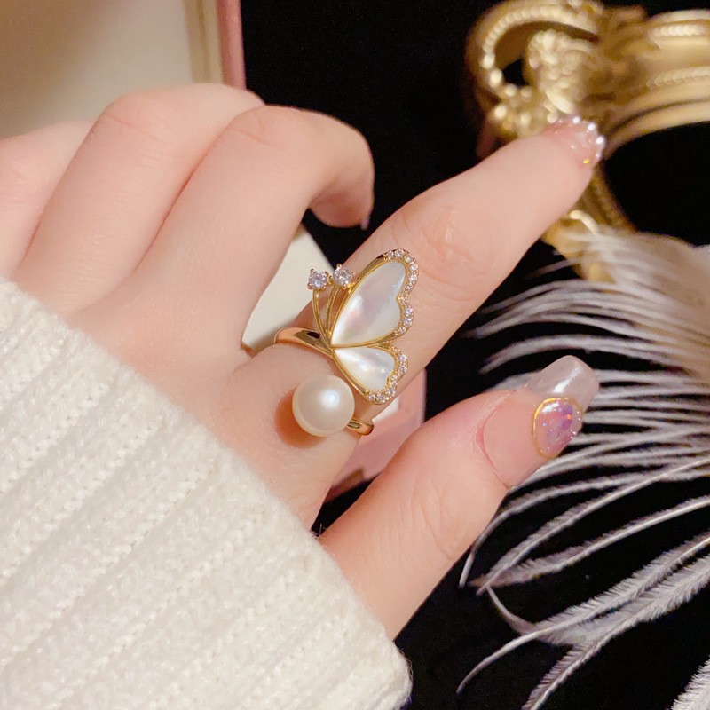 Anillo De Cobre Con Diamantes Y Mariposa Y Perla