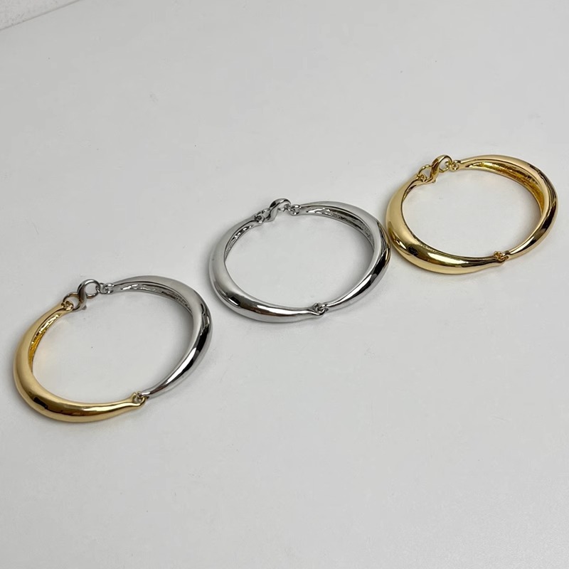Pulsera De Metal Pulido Y Curvado