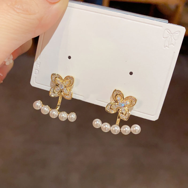 Pendientes De Pétalos De Perla Y Diamante De Cobre