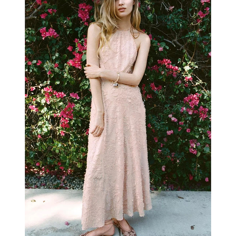Vestido Largo Con Cuello Halter Y Textura Combinada