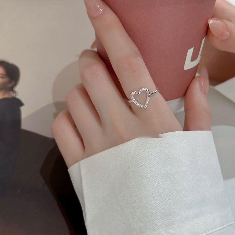 Anillo Abierto Hueco Con Corazón Martillado De Plata