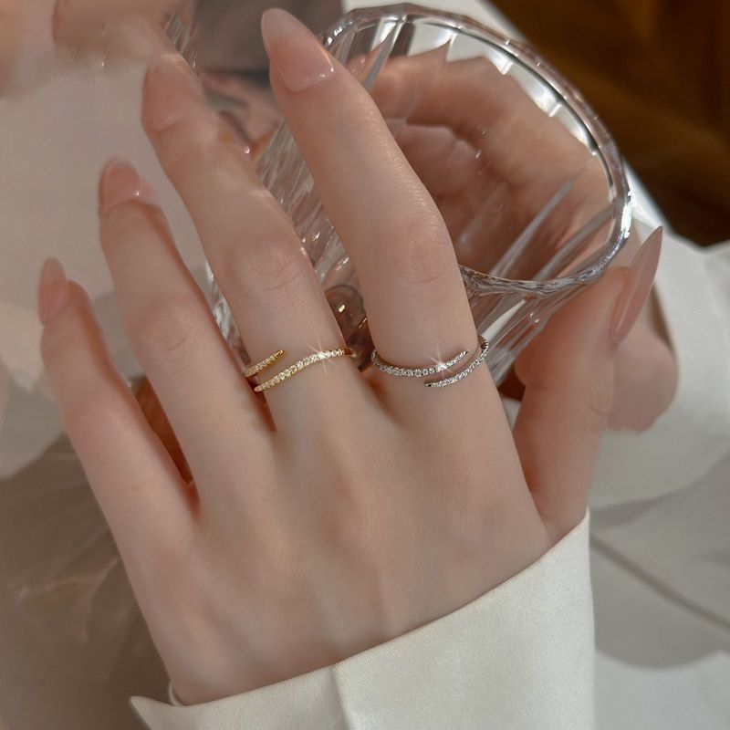Anillo Irregular De Plata Con Diamantes