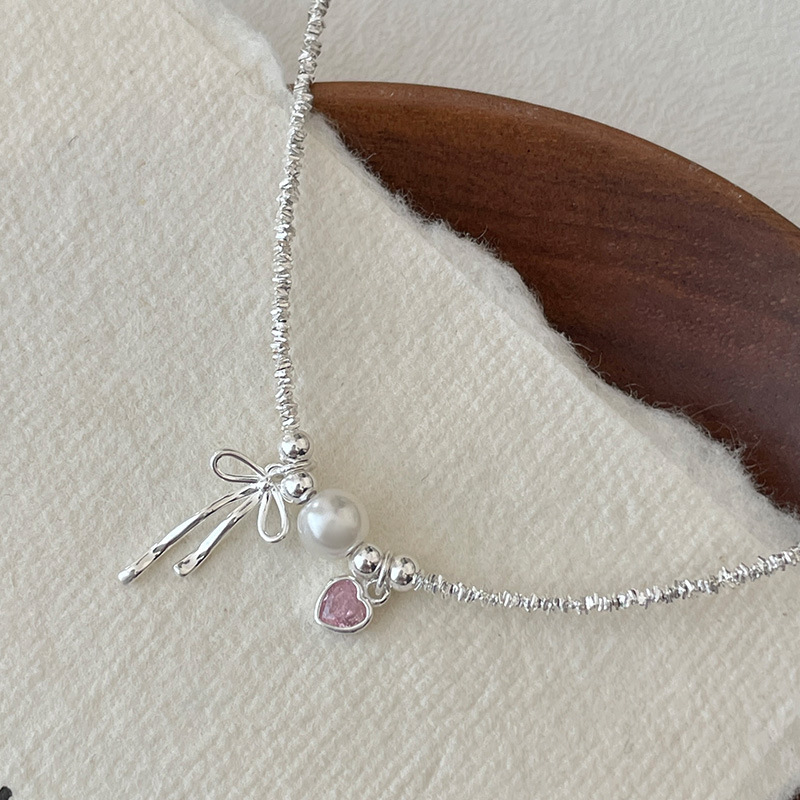 Collar Con Lazo De Corazón Y Cuentas De Plata